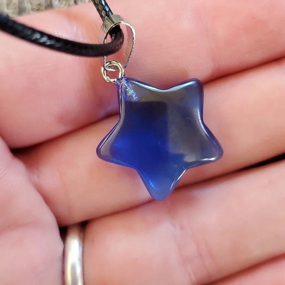 Glass star pendant necklace - Picture 3 of 3